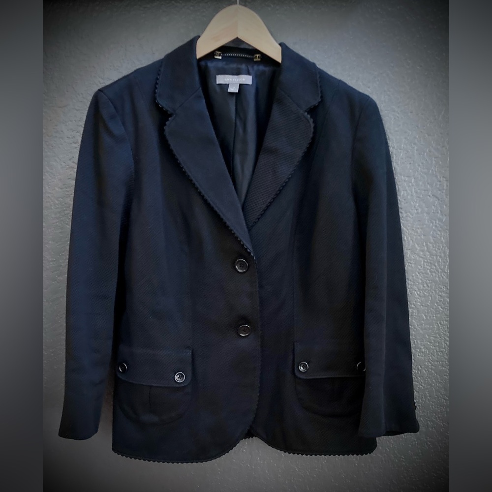 🎩 ANN TAYLOR short-waisted jacket, stretch, scalloped trim, feminine contouring